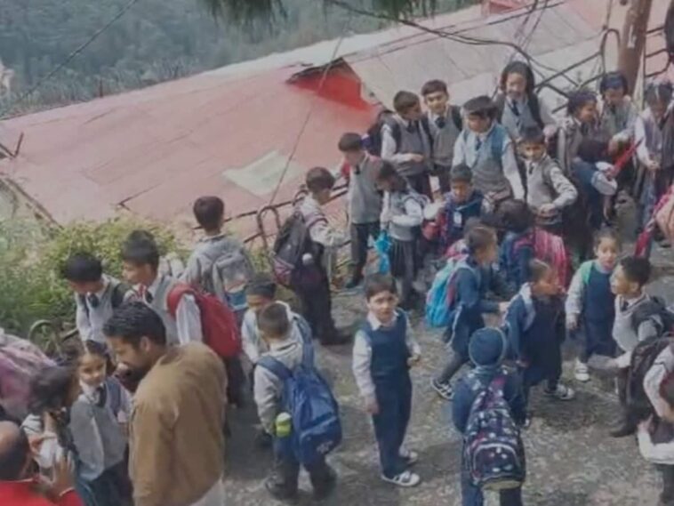 शिमला के निजी स्कूलों को बम से उड़ाने की धमकी! बच्चे सुरक्षित घर भेजे गए : अलर्ट पर प्रशासन, सर्च ऑपरेशन जारी
