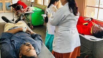 हिमाचल में यहां शादी की खुशियां मातम में बदलीं! बैंड पार्टी की गाड़ी खाई में गिरी, 1 की मौ*त और 15 घायल