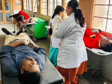 हिमाचल में यहां शादी की खुशियां मातम में बदलीं! बैंड पार्टी की गाड़ी खाई में गिरी, 1 की मौ*त और 15 घायल