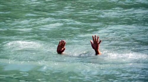Himachal Pradesh: खड्ड में नहाना पड़ा भारी! तेज बहाव में बहा मासूम, परिवार में पसरा मातम Himachal Pradesh: खड्ड में नहाना पड़ा भारी! तेज बहाव में बहा मासूम, परिवार में पसरा मातम