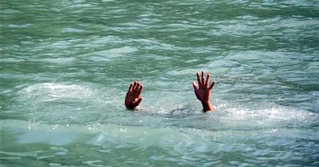 Himachal Pradesh: खड्ड में नहाना पड़ा भारी! तेज बहाव में बहा मासूम, परिवार में पसरा मातम Himachal Pradesh: खड्ड में नहाना पड़ा भारी! तेज बहाव में बहा मासूम, परिवार में पसरा मातम