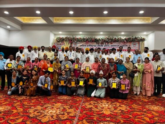 पांवटा साहिब में ऑल इंडिया सैनी समाज की अनूठी पहल: मेधावी छात्रों को किया सम्मानित, शिक्षा और समाज सेवा का दिया संदेश