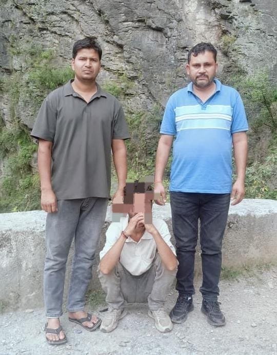 सिरमौर पुलिस की बड़ी कामयाबी: 7 साल से फरार उद्घोषित अपराधी आखिरकार गिरफ्तार सिरमौर पुलिस की बड़ी कामयाबी: 7 साल से फरार उद्घोषित अपराधी आखिरकार गिरफ्तार