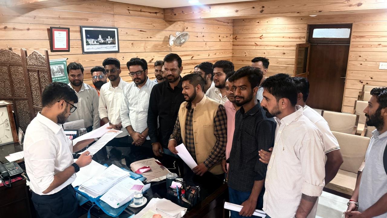 पांवटा साहिब : जर्जर सड़कों एवं बेलगाम ट्राला-टिपर संचालन के विरोध में भाजपा युवा मोर्चा ने उठाई बुलंद आवाज, एसडीएम को सौंपा विस्तृत ज्ञापन