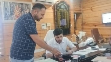 15 साल की सेवा भी नहीं आई काम! दो महिलाओं की नौकरी गई, न्याय की आस में SDM पहुंचे मजदूर नेता