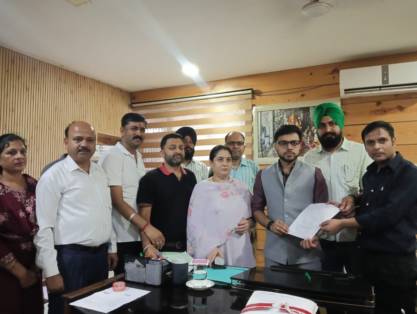 पांवटा साहिब के सरकारी कर्मचारियों ने उठाईं 9 बड़ी मांगें, वेतन, पार्किंग, सुरक्षा और आवास को लेकर सौंपा मांगपत्र
