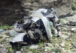 Kullu: मंदिर से लौटते समय पहाड़ी से गिरी चट्टानें, कार नाले में गिरी… पति-पत्नी की दर्दनाक मौ*त, बेटी जिंदगी की जंग लड़ रही