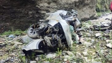 Kullu: मंदिर से लौटते समय पहाड़ी से गिरी चट्टानें, कार नाले में गिरी… पति-पत्नी की दर्दनाक मौ*त, बेटी जिंदगी की जंग लड़ रही