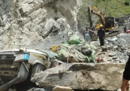 हिमाचल में बड़ा हादसा: पहाड़ी से गिरे मलबे ने टैक्सी को दबाया! 13 लोगों की दर्दनाक मौ*त, 6 महीने की बच्ची भी शामिल….