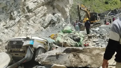 हिमाचल में बड़ा हादसा: पहाड़ी से गिरे मलबे ने टैक्सी को दबाया! 13 लोगों की दर्दनाक मौ*त, 6 महीने की बच्ची भी शामिल…. हिमाचल में बड़ा हादसा: पहाड़ी से गिरे मलबे ने टैक्सी को दबाया! 13 लोगों की दर्दनाक मौ*त, 6 महीने की बच्ची भी शामिल….