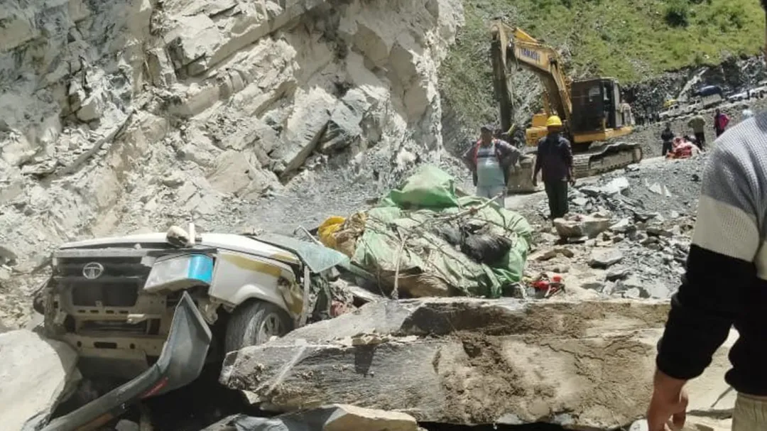 हिमाचल में बड़ा हादसा: पहाड़ी से गिरे मलबे ने टैक्सी को दबाया! 13 लोगों की दर्दनाक मौ*त, 6 महीने की बच्ची भी शामिल….