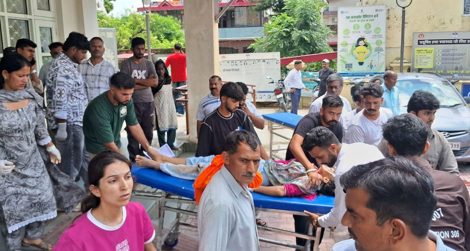 हिमाचल में तेज रफ्तार का कहर: महिला को टक्कर मारने के बाद बाइक सवार युवक-युवती की दर्दनाक मौ*त