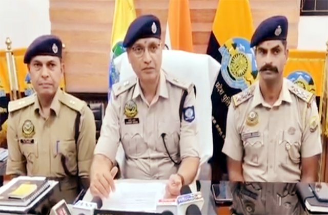 दुबई से कमाई, ससुराल पर भरोसा… फिर करोड़ों की नकदी और गहनों का ऐसा खेल! 7 रिश्तेदार गिरफ्तार दुबई से कमाई, ससुराल पर भरोसा… फिर करोड़ों की नकदी और गहनों का ऐसा खेल! 7 रिश्तेदार गिरफ्तार
