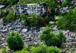 सिरमौर में बड़ा हादसा ! श+व लेकर गांव लौट रही बोलेरो खाई में गिरी, 4 की मौ+त और 9 घायल
