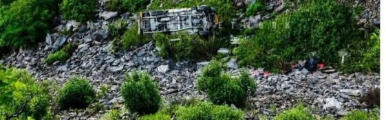 सिरमौर में बड़ा हादसा ! श+व लेकर गांव लौट रही बोलेरो खाई में गिरी, 4 की मौ+त और 9 घायल
