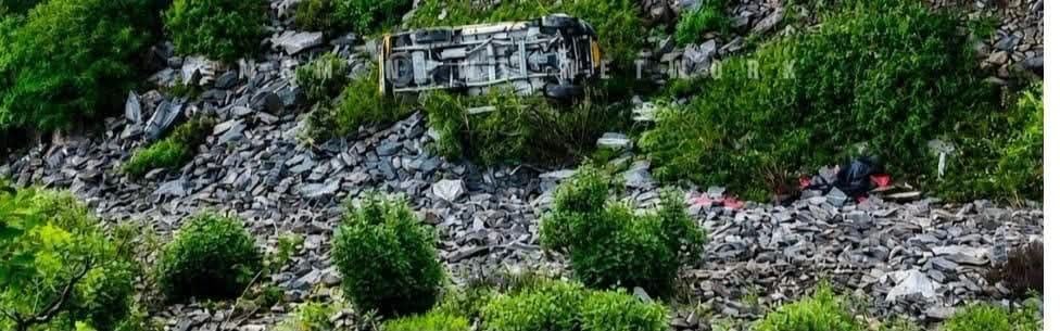 सिरमौर में बड़ा हादसा ! श+व लेकर गांव लौट रही बोलेरो खाई में गिरी, 4 की मौ+त और 9 घायल