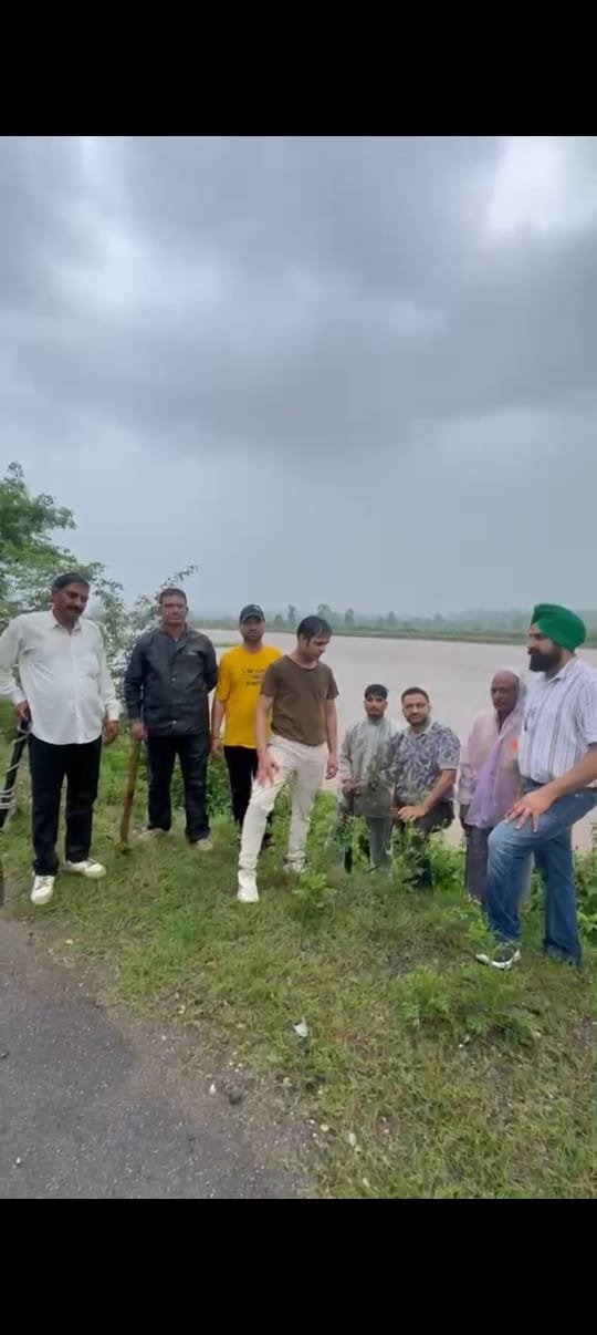बारिश भी नहीं रोक सकी कर्मचारियों का जोश! पांवटा साहिब में भीगते हुए किया पौधारोपण, दिया पर्यावरण बचाने का संदेश बारिश भी नहीं रोक सकी कर्मचारियों का जोश! पांवटा साहिब में भीगते हुए किया पौधारोपण, दिया पर्यावरण बचाने का संदेश