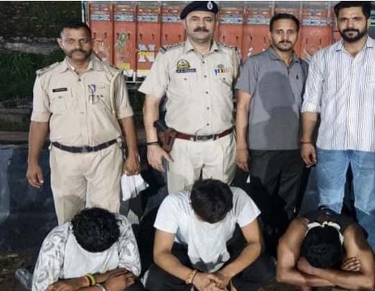 हिमाचल में पुलिस नाका देखते ही मचा हड़कंप, बचने के लिए युवक ने निगला चिट्टा… इलाज के दौरान मौत, तीन गिरफ्तार हिमाचल में पुलिस नाका देखते ही मचा हड़कंप, बचने के लिए युवक ने निगला चिट्टा… इलाज के दौरान मौत, तीन गिरफ्तार