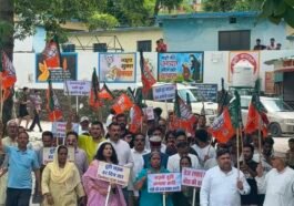 पांवटा साहिब की सड़कों पर BJP का अनोखा प्रदर्शन! गड्ढों में धान लगाकर सरकार को घेरा….