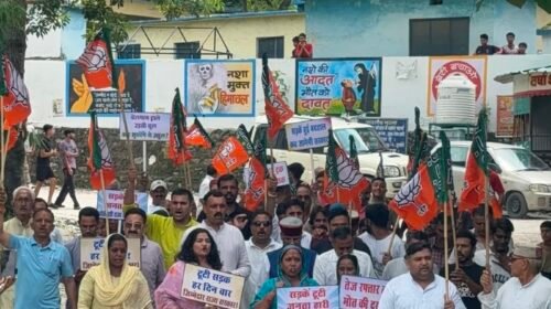 पांवटा साहिब की सड़कों पर BJP का अनोखा प्रदर्शन! गड्ढों में धान लगाकर सरकार को घेरा….