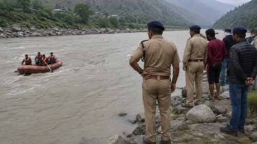 चंबा में रावी नदी के किनारे सनसनीखेज मामला! छह साल के बच्चे को नदी में फेंकने का आरोप: तलाश जारी चंबा में रावी नदी के किनारे सनसनीखेज मामला! छह साल के बच्चे को नदी में फेंकने का आरोप: तलाश जारी