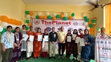 पांवटा साहिब में देशभक्ति के रंग में रंगा द प्लेनेट ग्रुप, विद्यार्थियों को मिले पुरस्कार