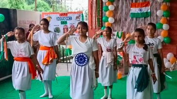 Paonta Sahib: तिरंगे के रंग में रंगा Indian Public School, बच्चों की शानदार प्रस्तुतियों ने जीता दिल