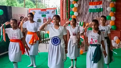 Paonta Sahib: तिरंगे के रंग में रंगा Indian Public School, बच्चों की शानदार प्रस्तुतियों ने जीता दिल Paonta Sahib: तिरंगे के रंग में रंगा Indian Public School, बच्चों की शानदार प्रस्तुतियों ने जीता दिल