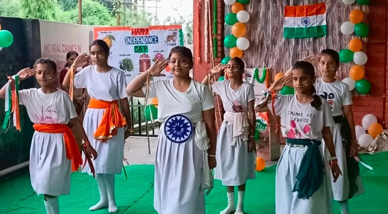 Paonta Sahib: तिरंगे के रंग में रंगा Indian Public School, बच्चों की शानदार प्रस्तुतियों ने जीता दिल