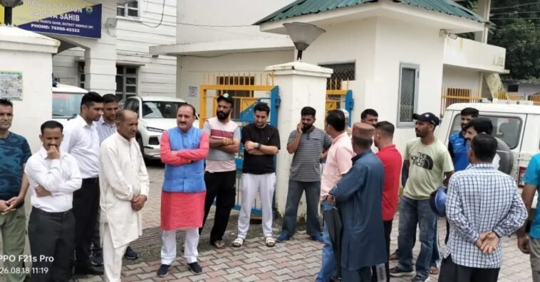 पांवटा ह*त्या*कां*ड पर बलदेव तोमर ने उठाए सुरक्षा व्यवस्था पर सवाल, बोले- जनता को चाहिए सुरक्षा, सिर्फ आश्वासन नहीं पांवटा ह*त्या*कां*ड पर बलदेव तोमर ने उठाए सुरक्षा व्यवस्था पर सवाल, बोले- जनता को चाहिए सुरक्षा, सिर्फ आश्वासन नहीं