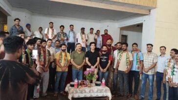 पांवटा साहिब में कांग्रेस को बढ़त! 15 युवाओं ने छोड़ी भाजपा, चौधरी किरनेश जंग ने पहनाया पार्टी का पटका