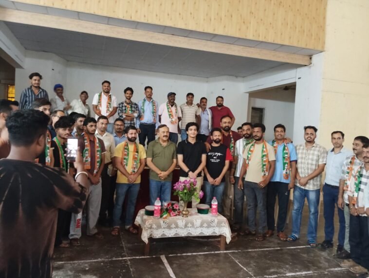 पांवटा साहिब में कांग्रेस को बढ़त! 15 युवाओं ने छोड़ी भाजपा, चौधरी किरनेश जंग ने पहनाया पार्टी का पटका पांवटा साहिब में कांग्रेस को बढ़त! 15 युवाओं ने छोड़ी भाजपा, चौधरी किरनेश जंग ने पहनाया पार्टी का पटका