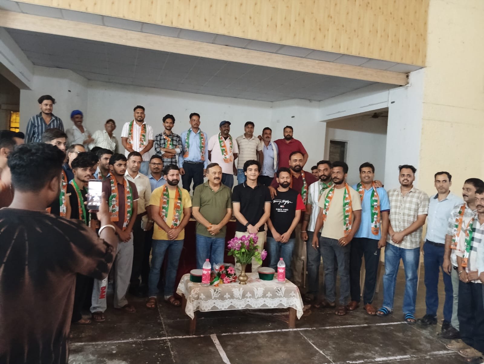 पांवटा साहिब में कांग्रेस को बढ़त! 15 युवाओं ने छोड़ी भाजपा, चौधरी किरनेश जंग ने पहनाया पार्टी का पटका