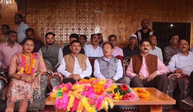 शिलाई के टिटयाना में मंत्री हर्षवर्धन चौहान ने सुनीं समस्याएं, बोले- गांवों तक पहुंचेंगी बेहतर सुविधाएं शिलाई के टिटयाना में मंत्री हर्षवर्धन चौहान ने सुनीं समस्याएं, बोले- गांवों तक पहुंचेंगी बेहतर सुविधाएं