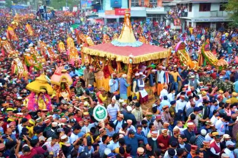 हिमाचल प्रदेश हाईकोर्ट का बड़ा फैसला: कुल्लू दशहरा में बिना निमंत्रण वाले देवताओं को नहीं मिलेंगी सरकारी सुविधाएं