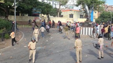 नाहन में गेट लगाने को लेकर दो पक्षों में टकराव, पुलिस और तहसीलदार की गाड़ियों पर भी हमला
