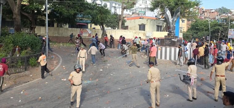 नाहन में गेट लगाने को लेकर दो पक्षों में टकराव, पुलिस और तहसीलदार की गाड़ियों पर भी हमला