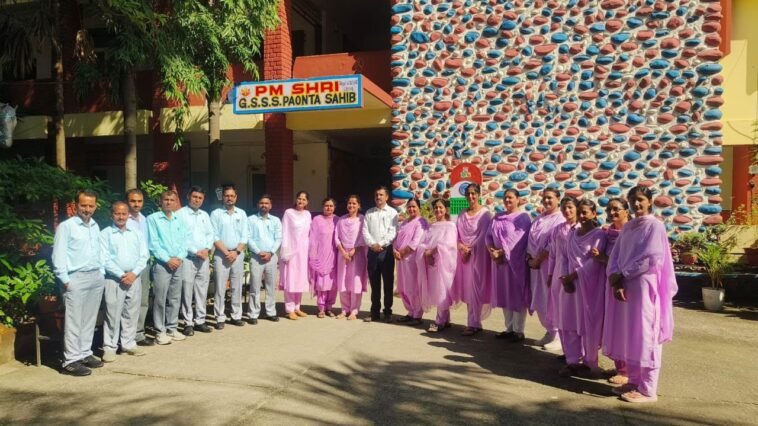पांवटा साहिब के पीएम श्री स्कूल में शिक्षकों की नई वर्दी ने खींचा ध्यान, अनुशासन और एकरूपता का दिया संदेश