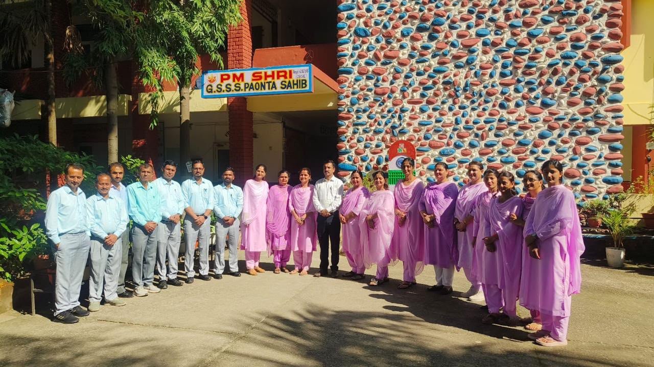 पांवटा साहिब के पीएम श्री स्कूल में शिक्षकों की नई वर्दी ने खींचा ध्यान, अनुशासन और एकरूपता का दिया संदेश