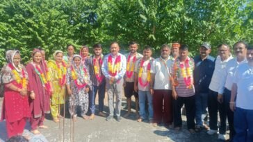 पांवटा साहिब: डांडा पंचायत में किरनेश जंग का स्वागत, भाजपा छोड़ कई लोगों ने थामा कांग्रेस का हाथ