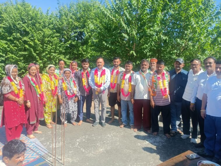 पांवटा साहिब: डांडा पंचायत में किरनेश जंग का स्वागत, भाजपा छोड़ कई लोगों ने थामा कांग्रेस का हाथ पांवटा साहिब: डांडा पंचायत में किरनेश जंग का स्वागत, भाजपा छोड़ कई लोगों ने थामा कांग्रेस का हाथ