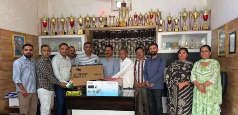 पांवटा साहिब: जामनीवाला स्कूल को कंवर ठाकुर ने भेंट किया कंप्यूटर और प्रिंटर, बच्चों की पढ़ाई को मिलेगा बढ़ावा पांवटा साहिब: जामनीवाला स्कूल को कंवर ठाकुर ने भेंट किया कंप्यूटर और प्रिंटर, बच्चों की पढ़ाई को मिलेगा बढ़ावा