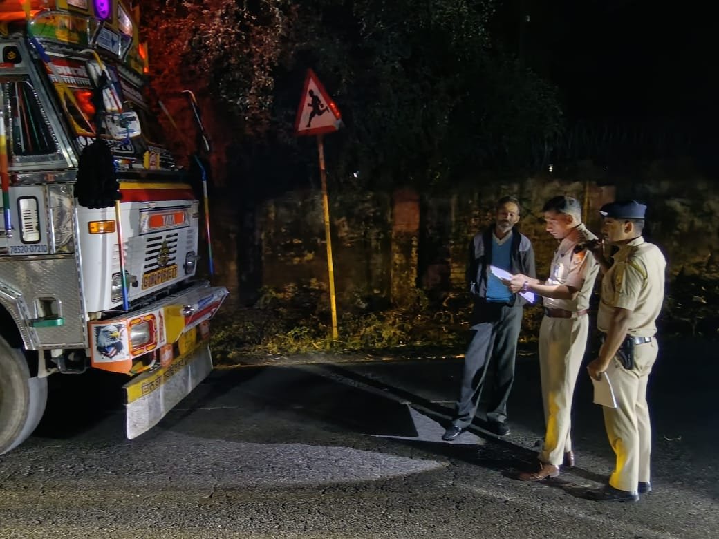Sirmour News: नाहन में भारी वाहनों पर सख्ती: डीएसपी शक्ति सिंह ने देर रात खुद संभाला मोर्चा, नियम तोड़ने वालों पर रहेगी नजर