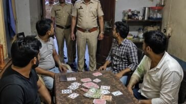 Sirmaur: ददाहू में जुए के अड्डे पर पुलिस की रेड, 1.41 लाख रुपये नकद के साथ 10 गिरफ्तार; मकान मालिक पर भी केस